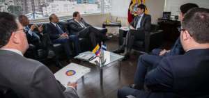 El ministro Albornoz, durante la reuni&oacute;n sobre energ&iacute;a renovable.