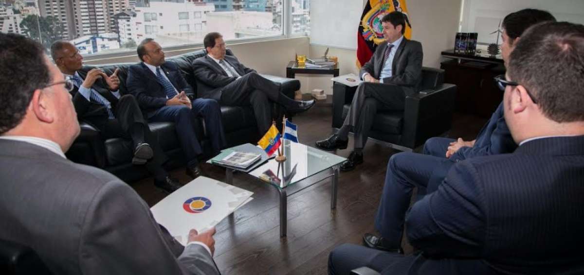 El ministro Albornoz, durante la reuni&oacute;n sobre energ&iacute;a renovable.