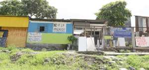 Los habitantes de Pancho J&aacute;come colocaron pancartas en las paredes de sus viviendas para protestar por la medida y solicitar ayuda del Municipio.