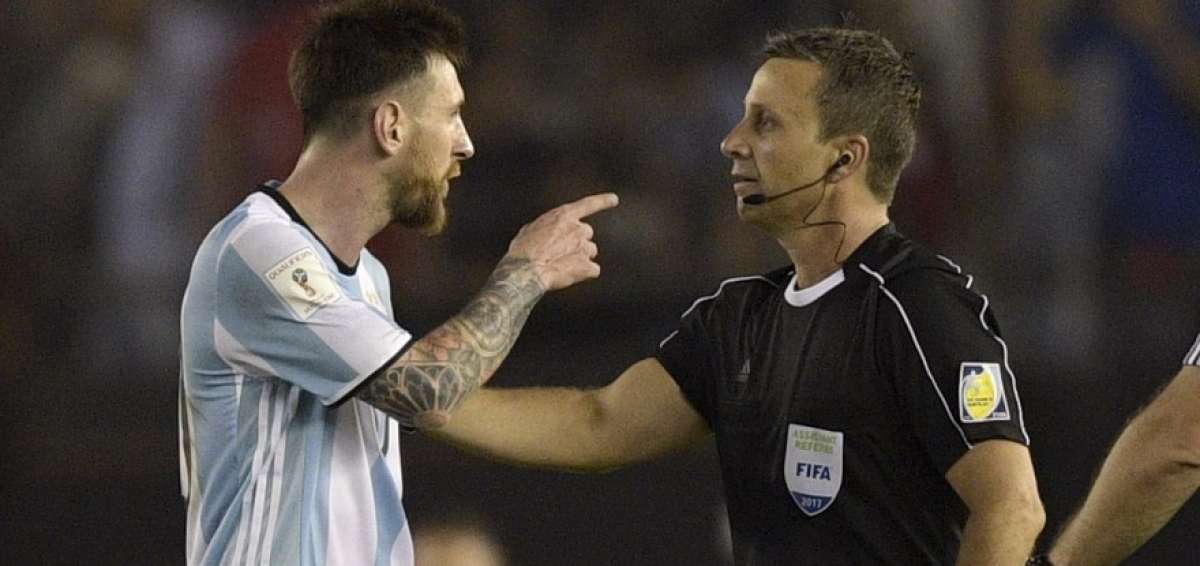 Las im&aacute;genes de TV son claras: Messi insult&oacute; a un asistente despu&eacute;s de recibir patadas e infracciones no cobradas.