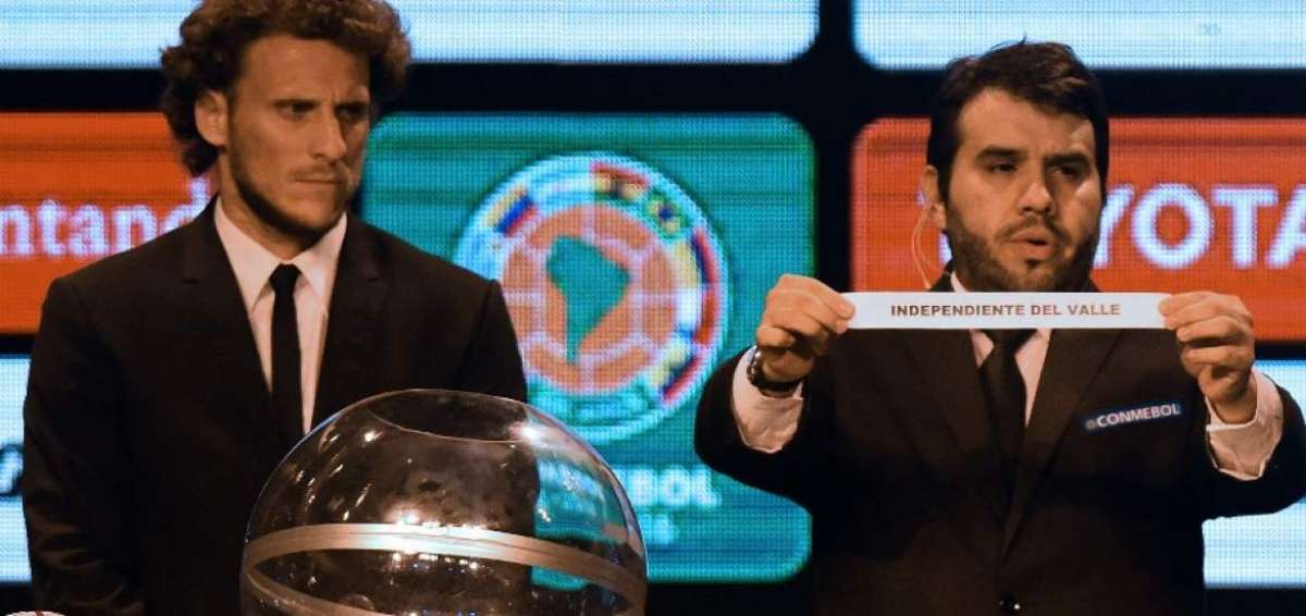 Diego Forl&aacute;n (i) estuvo presente mientras el bolillero con el nombre de Independienrte del Valle sali&oacute; del bombo.