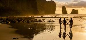 La playa de San Lorenzo es uno de los mejores lugares en la Ruta del Sp&oacute;ndylus para ver un atardecer.