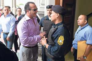 El concejal Gustavo Navarro no pudo convencer a la Polic&iacute;a Municipal para que ingresaran los medios. Foto: Eduardo Escobar.