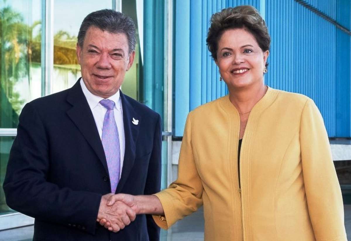 El reelecto presidente de Colombia, Juan Manuel Santos, junto a la presidenta de Brasil, Dilma Rousseff. Foto: AFP