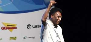Pel&eacute; llam&oacute; la atenci&oacute;n al aparecer el lunes con un andador en la ceremonia de inauguraci&oacute;n del campeonato de Rio de Janeiro.