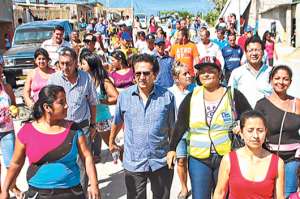 En su gesti&oacute;n, Jorge Zambrano (centro)visita continuamente los barrios e interact&uacute;a con los ciudadanos. Foto: Cortes&iacute;a