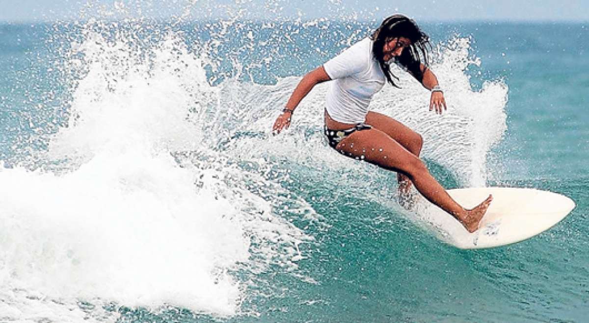 La surfista nacional Dominic Barona toma una ola durante la final de la quinta etapa del certamen latinoamericano que se disput&oacute; este fin de semana en Per&uacute;. Foto: Cortes&iacute;a Ministerio del Deporte .