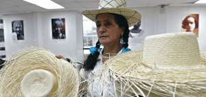 La artesana Florinda Mostesdeoca muestra en Chordeleg sus trabajos con sombreros de paja toquilla.