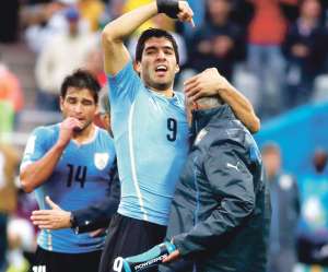 Luis Su&aacute;rez (izq.) festeja el primero de sus 2 tantos ante Inglaterra con Walter &lsquo;Manosanta&rsquo; Ferreira. Foto: AFP.
