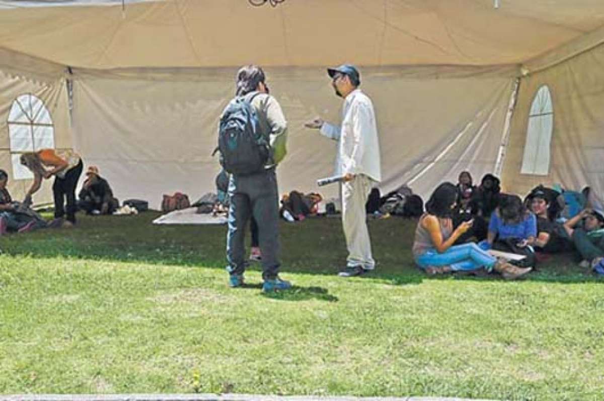 Desde ayer activistas y ciudadanos que apoyan al colectivo Yasunidos se dieron cita en el parque El Arbolito. FOTO: ANDR&Eacute;S DARQUEA.
