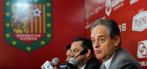 Los directivos, encabezados por su presidente, Claudio Pe&ntilde;aherrera, anunciaron la sanci&oacute;n econ&oacute;mica y futbol&iacute;stica para un grupo de jugadores.