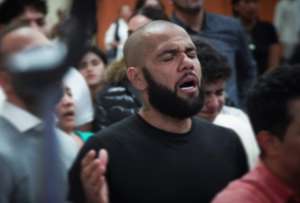 Dani Alves se dedica a predicar la palabra de Dios en España.