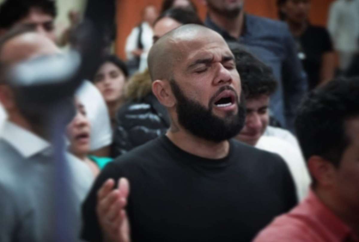 Dani Alves se dedica a predicar la palabra de Dios en España.