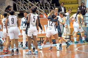 Las jugadoras de UTE muestran su satisfacci&oacute;n tras clasificar a semifinales del Sudamericano. Foto: Santiago Aguirre |  El Tel&eacute;grafo