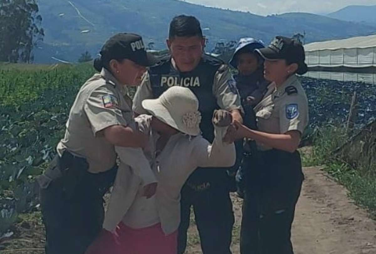 El caso de una mujer de Ambato que golpeó salvajemente a un niño fue detenida por la Policía Nacional.
