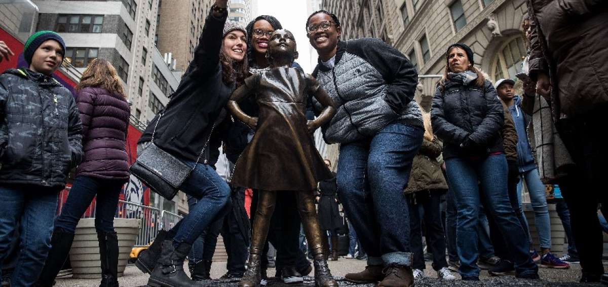 La imagen de la ni&ntilde;a se convirti&oacute; en s&iacute;mbolo de los derechos de las mujeres frente al gobierno de Donald Trump.