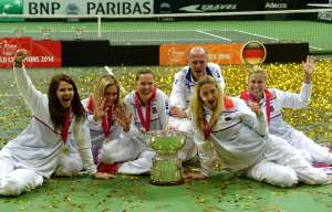 Las jugadoras checas celebran el t&iacute;tulo de la Copa Federaci&oacute;n junto a su capit&aacute;n. Foto: AFP