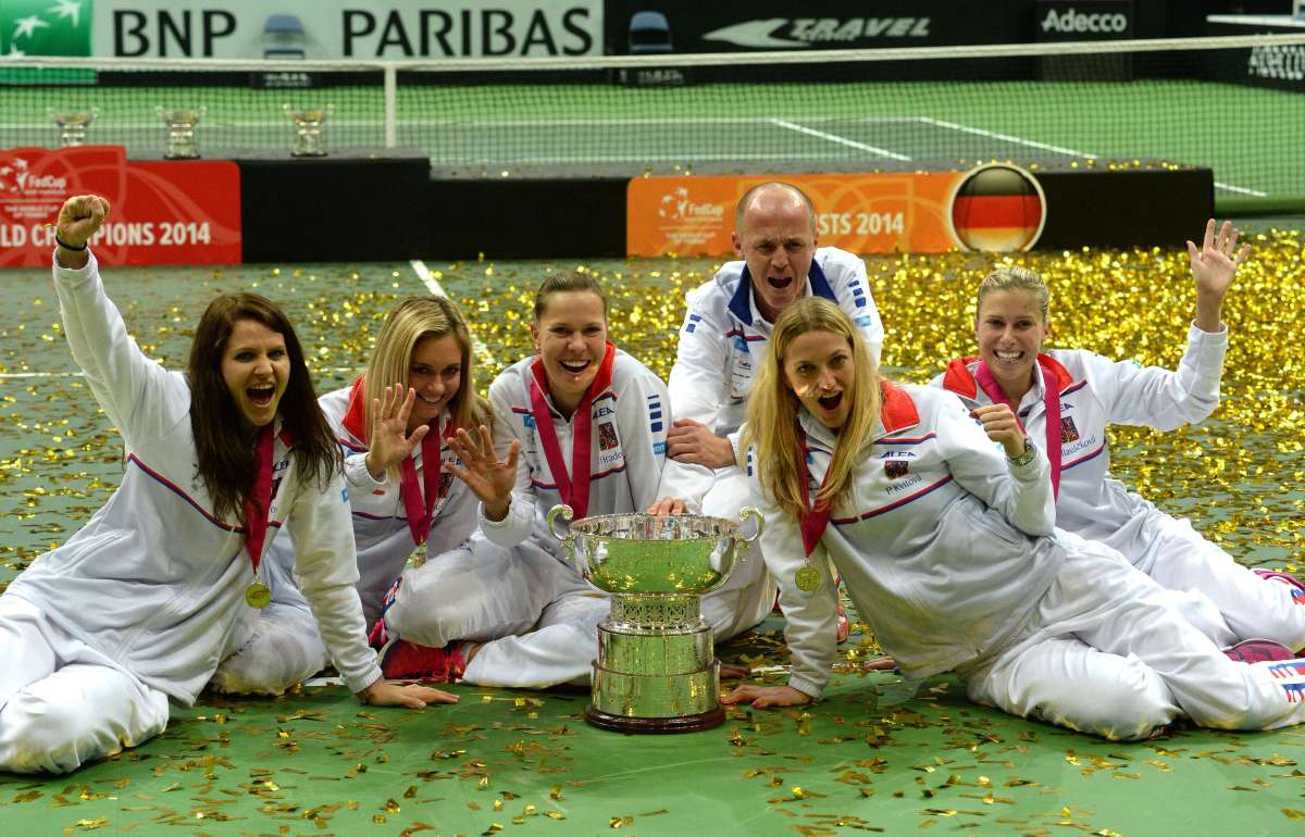 Las jugadoras checas celebran el t&iacute;tulo de la Copa Federaci&oacute;n junto a su capit&aacute;n. Foto: AFP