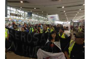 Con plantones y atenci&oacute;n a medias en los counter de los aeropuertos de Chile, trabajadores de LAN reclaman desde ayer reivindicaciones laborales. Foto: Cortes&iacute;a