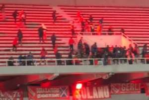 Graves incidentes entre hinchas de Universidad de Chile e Independiente dejaron escenas de brutalidad en el estadio Libertadores de América. Hay 10 heridos y 90 detenidos.