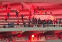 Graves incidentes entre hinchas de Universidad de Chile e Independiente dejaron escenas de brutalidad en el estadio Libertadores de América. Hay 10 heridos y 90 detenidos.