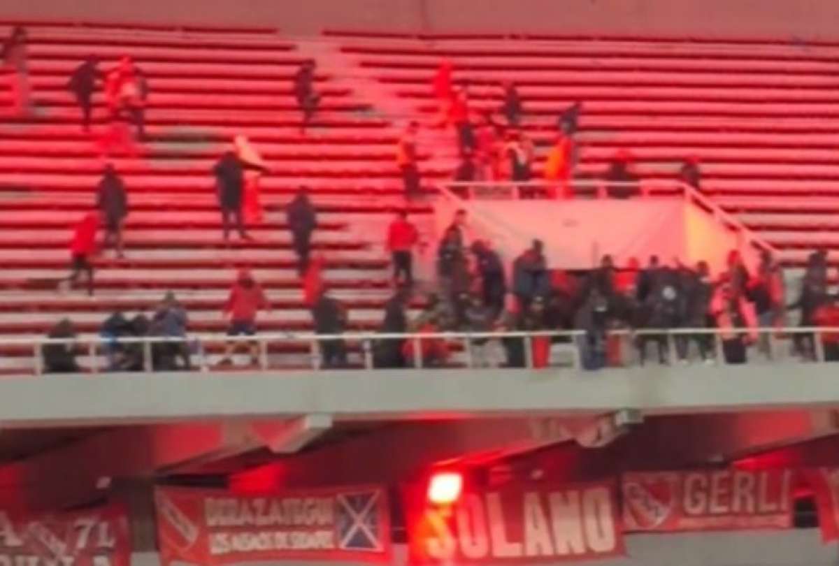Graves incidentes entre hinchas de Universidad de Chile e Independiente dejaron escenas de brutalidad en el estadio Libertadores de América. Hay 10 heridos y 90 detenidos.