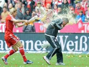 Jupp Heynckes, ext&eacute;cnico del cuadro alem&aacute;n no se salv&oacute; del ba&ntilde;o con cerveza. 
