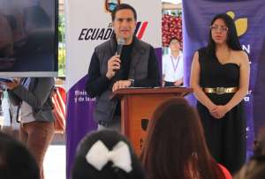 El ministro Roberto Kury lidera la iniciativa para reducir la brecha digital en Ecuador. 