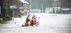Debido a la gravedad de las inundaciones en el norte de Inglaterra y Escocia, el gobierno despleg&oacute; al ej&eacute;rcito y botes especiales para evacuar a las personas. Foto: Leonardo Boix/El Tel&eacute;grafo