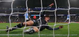 El City reacciona, remonta y amenaza al Leicester