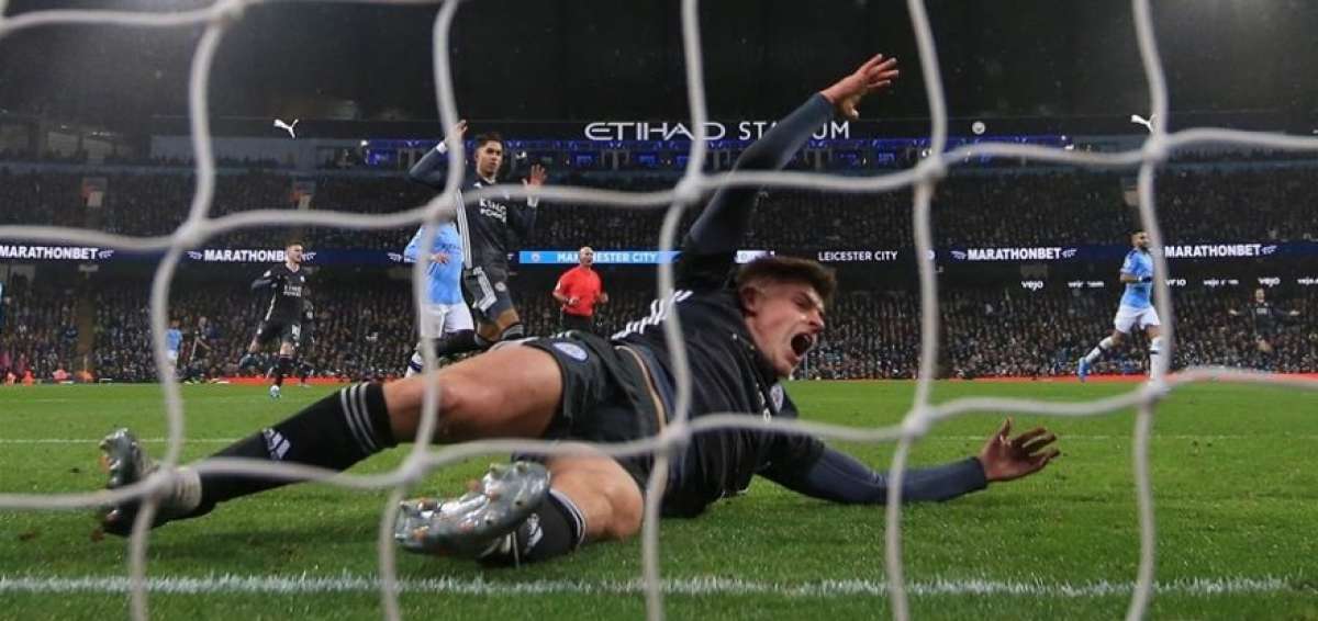 El City reacciona, remonta y amenaza al Leicester