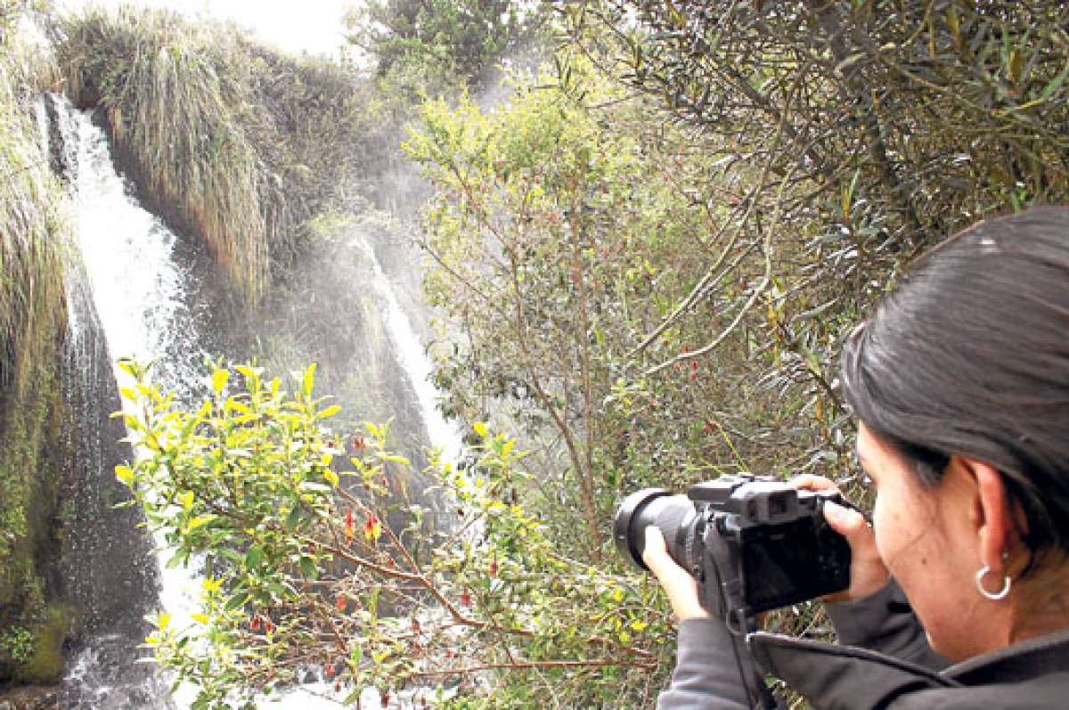 Los turistas no pierden oportunidad para realizar fotograf&iacute;as del hermoso entorno natural. En el lugar existen aves como curiquingues, quilicos, torcazas y 2 tipos de &aacute;guilas peque&ntilde;as. Foto: Roberto Ch&aacute;vez | El Tel&eacute;grafo