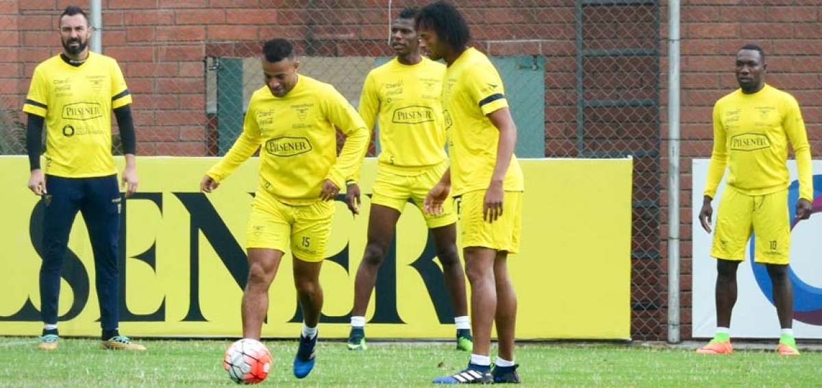 Pedro Qui&ntilde;&oacute;nez (izq.) podr&iacute;a arrancar como titular ma&ntilde;ana frente al Norte&ntilde;o. Lo observan el l&iacute;bero Arturto Mina y, desde atr&aacute;s, el defensa Robert Arboleda.  