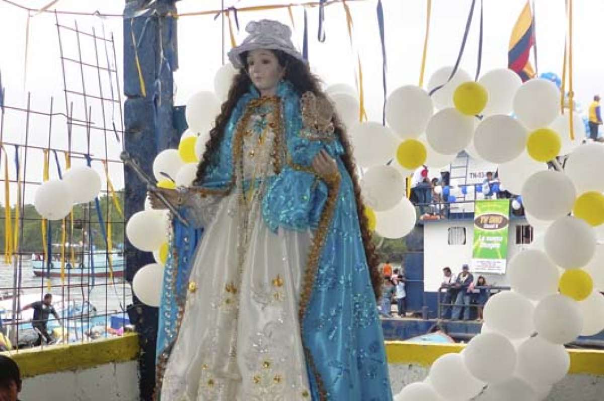 La Virgen del Cisne sigue su caminata acompa&ntilde;ada de miles de devotos
