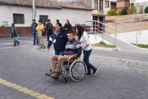En las diversas zonas de riesgo se desarrollan simulacros de evacuaci&oacute;n para precautelar la seguridad de las personas con discapacidad. Foto: Silvia Osorio / El Tel&eacute;grafo