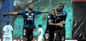 Bryan Cabezas (izq.) y Emiliano  Tellechea (centro) felicitan a Jos&eacute; &lsquo;Pepe Gol&rsquo; Angulo por la segunda conquista.    