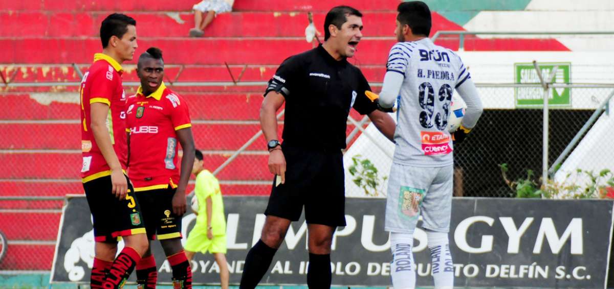 Zambrano llam&aacute;ndole la atenci&oacute;n a Hamilton Piedra, portero cuencano. 