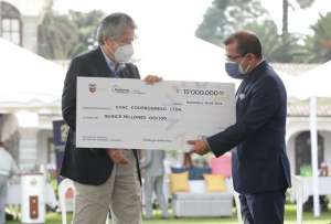 Guillermo Lasso, presidente de la República (izq.), entrega recursos a las cooperativas de ahorro y crédito