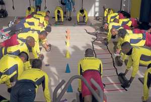 Los jugadores de la selecci&oacute;n ecuatoriana realizan sus trabajos f&iacute;sicos a cargo del profesor Carlos Velasco, en el gimnasio del hotel Vila Ventura. Aqu&iacute; en un circuito de diversos ejercicios. Foto: EFE.