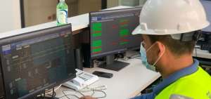 T&eacute;cnicos de CELEC EP TRANSELECTRIC durante la energizaci&oacute;n del proyecto. 