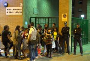 Varias personas se agolparon en los exteriores de la residencia de la enfermera infectada con &eacute;bola. Foto: AFP