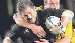 Richie McCaw es un maestro en el arte de &lsquo;ara&ntilde;ar&rsquo; la bola en la oscuridad de los scrums abiertos. Foto: internet