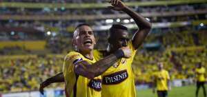 El delantero uruguayo Jonathan &Aacute;lvez (izq.), nuevo goleador del campeonato ecuatoriano, celebra el segundo tanto del encuentro con Clan Juvenil, junto a Beder Caicedo.