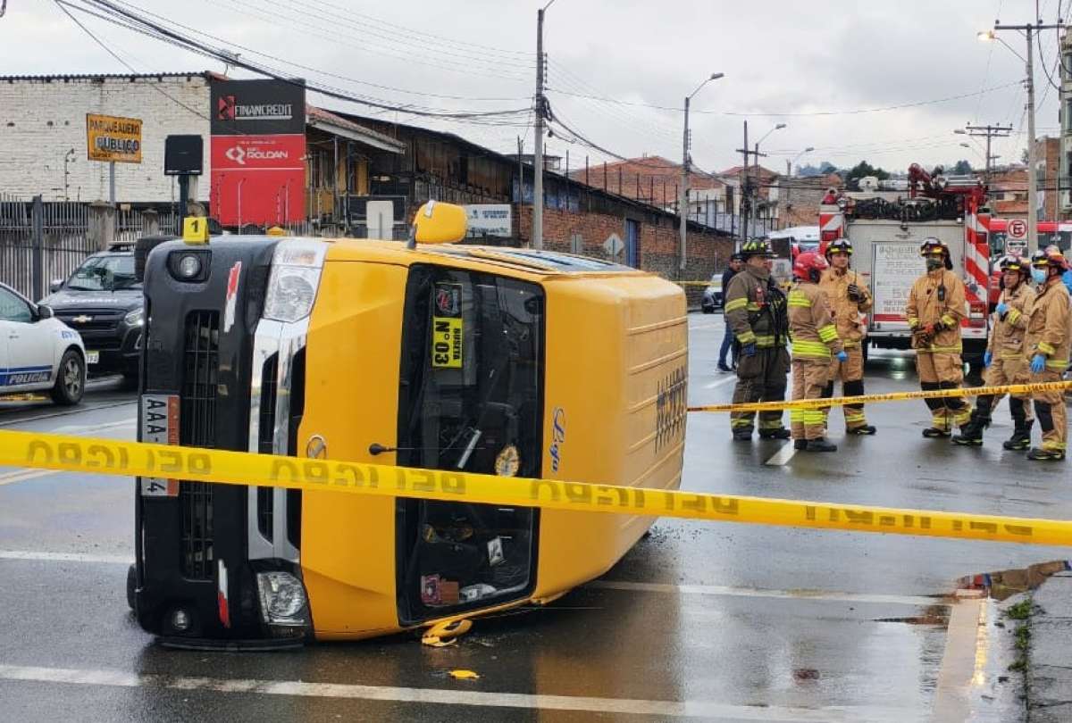  Bomberos Cuenca, junto al MSP e IESS, atendieron a cinco menores heridos tras un accidente entre una buseta y un taxi ocurrido la mañana de este martes en la Av. España.