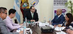 Representantes de los medios p&uacute;blicos mantuvieron este viernes 9 de noviembre un conversatorio con Manolo Rodas (C), del IESS.