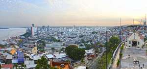 Panor&aacute;mica de uno de los puntos m&aacute;s tur&iacute;sticos de Guayaquil, el cerro Santa Ana y el Malec&oacute;n 2.000.