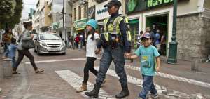 Desde este lunes hasta el viernes, 180 agentes de tr&aacute;nsito vigilar&aacute;n los ingresos y salidas de planteles educativos en Ambato, as&iacute; como las v&iacute;as principales.