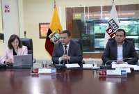 Juan Zapata (centro) informa la situación epidemiológica del país junto con otros funcionarios