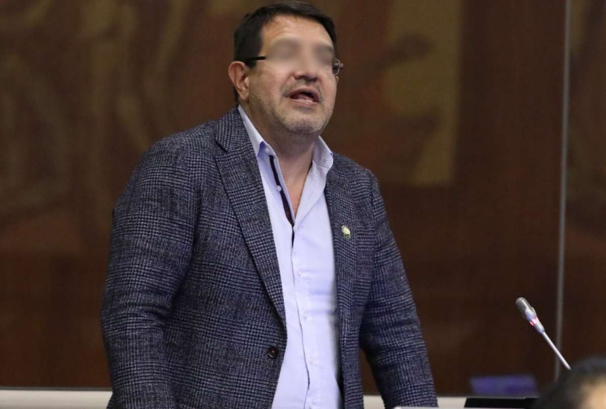 El asambleísta Santiago D. permanece en prisión preventiva por una investigación por presunta violación a una persona menor de edad.