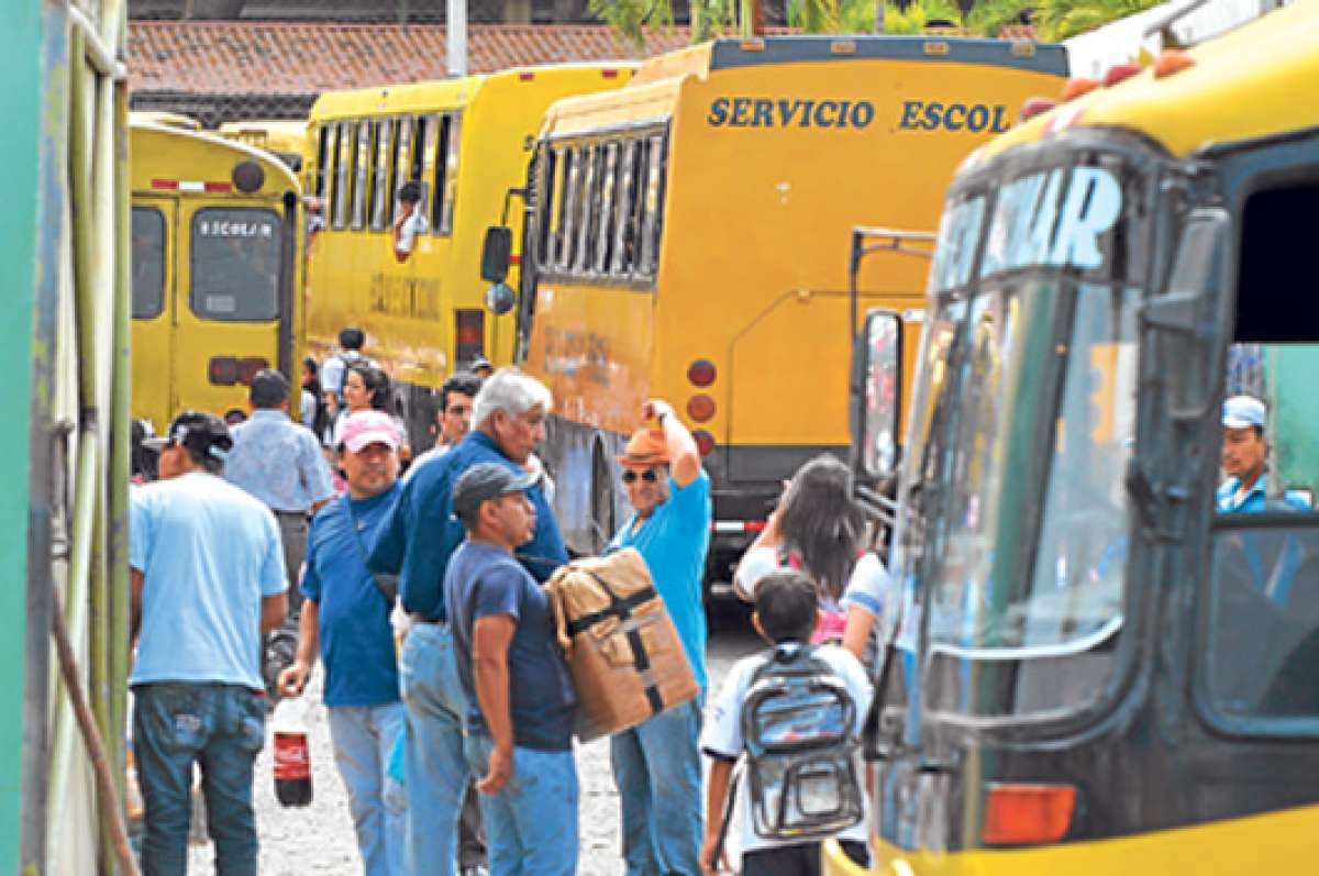 En el colegio 28 de Mayo hay un grupo de choferes de expreso que colabora directamente con la instituci&oacute;n para el transporte de estudiantes. Foto: William Orellana / El Tel&eacute;grafo.